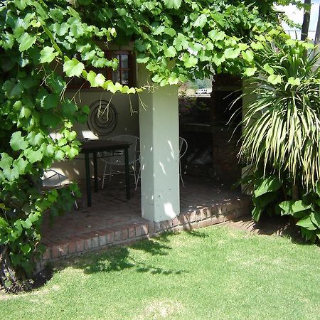 Ladybrand Guest House Екстер'єр фото